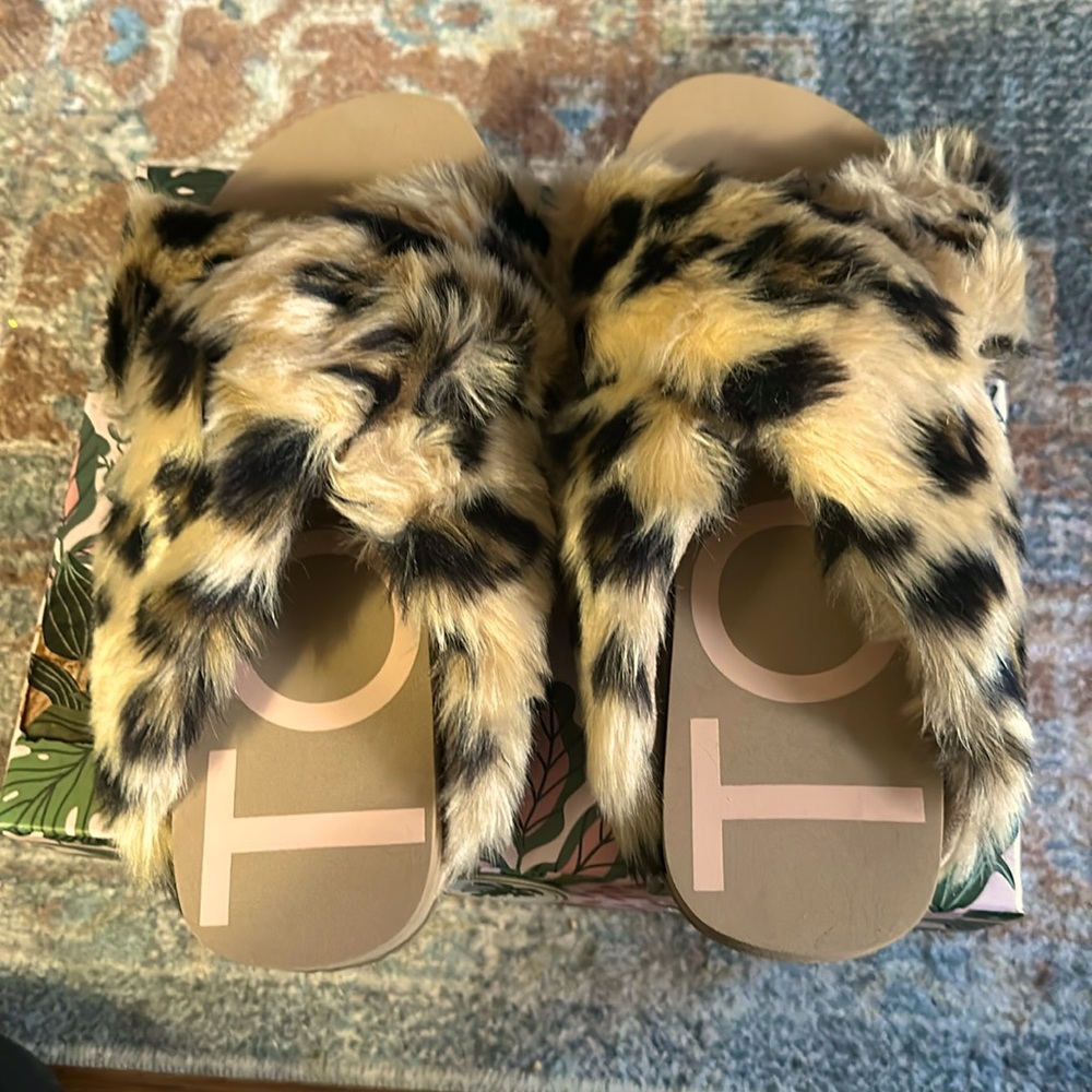 Toms When you can’t choose between an easy slide and a cozy slipper